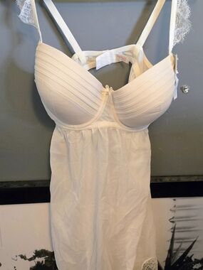 Classic White Lace-Trim Chemise with Molded Cups 40DD